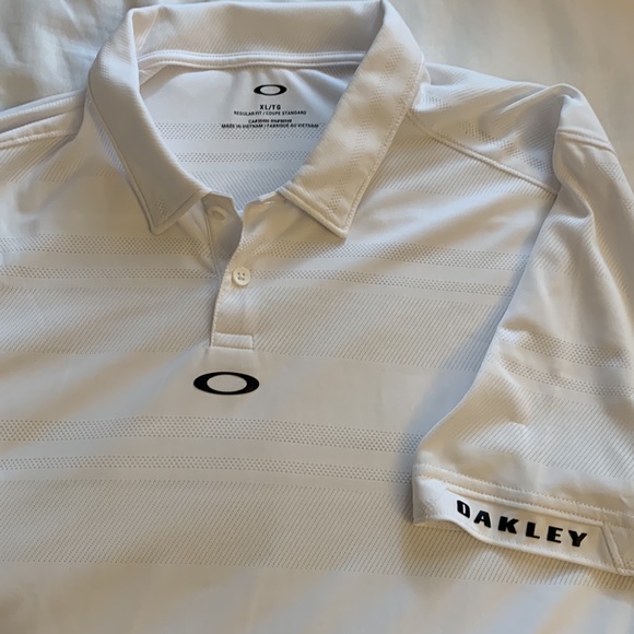 3 Oakley shirt in excellent condition at good price. - Picture 3 of 9